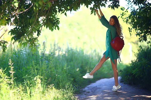 Sexy Bionda Passeggiata Estate Parco Stile Urbano Glamour Giovane Donna — Foto Stock