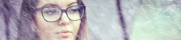 秋の女の子のメガネ 透明なメガネで秋の外観の女の子 — ストック写真