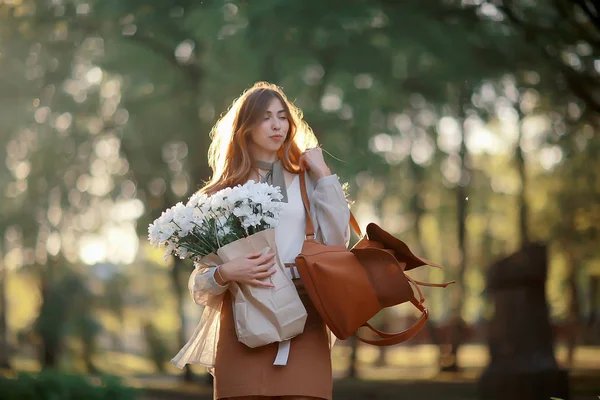 Girl Holding Bouquet Flowers Walk Park Romantic Young Beautiful Cute — Stock Photo, Image