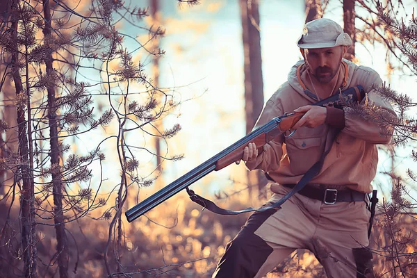 男は森の夏 森の風景を狩りに行く 狩猟ライフル狩りで猟師 — ストック写真