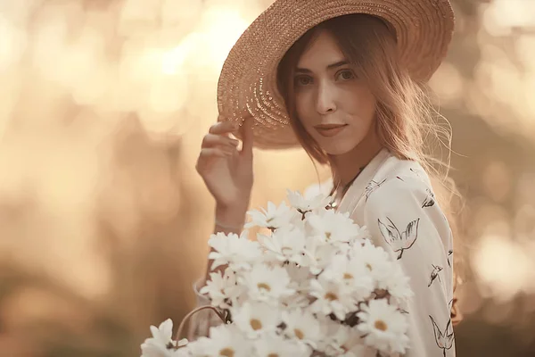 Lycklig Tjej Med Blommor Staden Sommar Foto Ung Vacker Flicka — Stockfoto