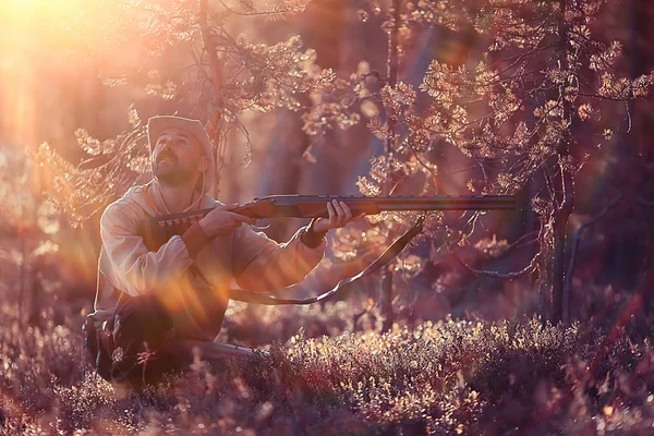 Охотник Охотник Оружием Охота Осеннем Лесу Желтые Деревья Пейзаж Тайге — стоковое фото