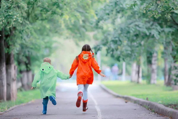 Kinder Laufen Regenjacken Sommerpark Regen Gehen Bruder Und Schwester Kinder — Stockfoto