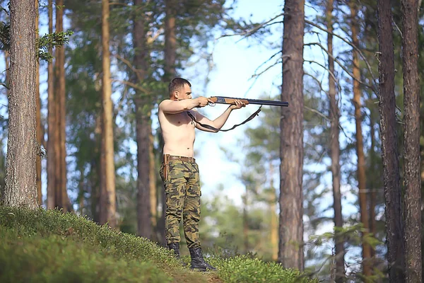 Homem Vai Caçar Floresta Verão Paisagem Floresta Caçador Com Uma — Fotografia de Stock