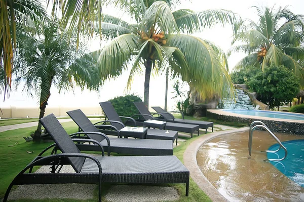 Hotel Chaise Lounges Piscina Descanso Hotel Tropical Descanso Confortável Recreação — Fotografia de Stock