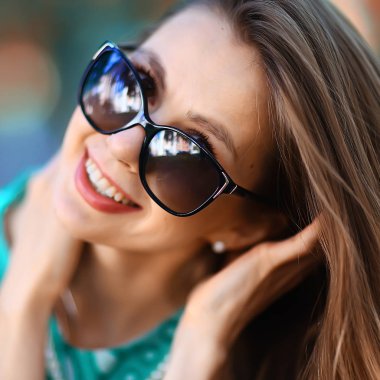 güneş gözlüğü neşeli sarışın / genç güzel kız, güneş gözlüğü, kadın yaz bakmak