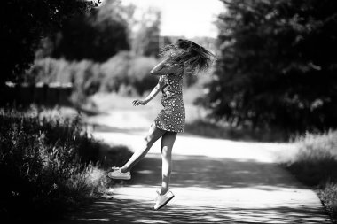 siyah beyaz portre seksi mutlu kız / güzel genç yetişkin kadın, güzel sarışın