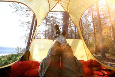 yaz ormanı içinde turist çadırı / ormanda yaz tatilleri, çadır içinde görünümü, kamp