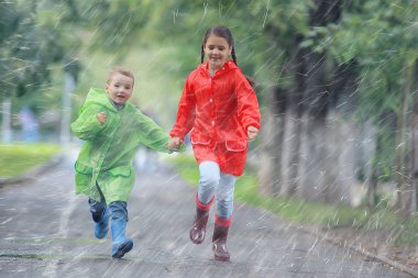 çocuklar yağmurluk / yazlık park, yağmur, erkek ve kız kardeşi, çocuk erkek ve kız yürümek koşmak