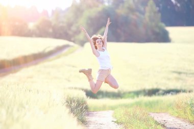 buğday tarlası yaz manzara, mutlu genç model / özgürlük ve rahatlama kavramı yaz ve sonbaharda