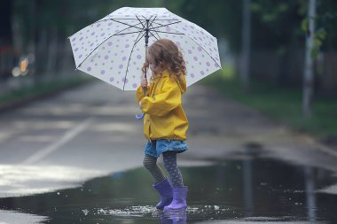 lastik botlar su birikintisi / sonbahar, konsept hava, yağmur, çocuklar için sıcak giysiler kız