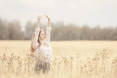 spikelets manzara / yetişkin genç kız portre, yaz bakmak, doğa ile sonbahar alanında mutlu kız
