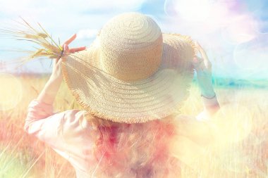 arkadan hasır şapka mutluluk görünümü / arkadan kız yaz görünümü, mutluluk genç güzel kavramı