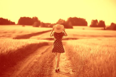 arkadan hasır şapka mutluluk görünümü / arkadan kız yaz görünümü, mutluluk genç güzel kavramı