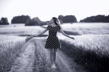 buğday tarlası yaz manzara, mutlu genç model / özgürlük ve rahatlama kavramı yaz ve sonbaharda