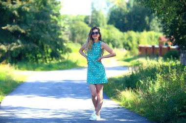 seksi sarışın yürüyüş yaz parkı / kentsel tarzı, kentsel tarzı göz alıcı genç kadın