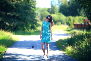 sarışın yaz şehir parkı güzel yürümek / konsept tatil dışında kentsel ortamda güzel genç kadın görüntülemek