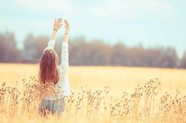 arkadan anonim kız alan görünümü / mutluluk özgürlük neşeli kız ruh hali yaz tatili