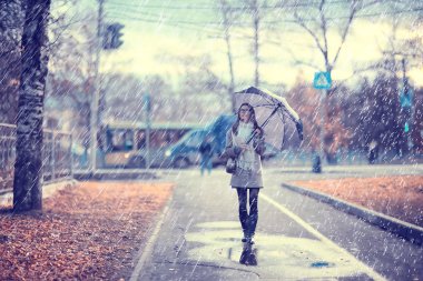 sonbahar yağmur damlaları modeli / yağmur hava, kız sonbahar bakmak, sıçramaları ve rüzgarda yağmur damlaları, şehirde ekim