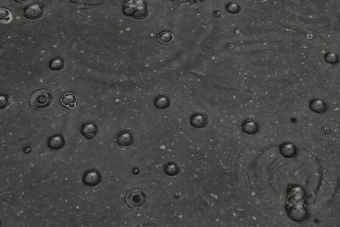 arka plan su birikintisi yağmur / daireler ve damla bir su birikintisi, suda kabarcıklar ile doku, sonbahar yağmur