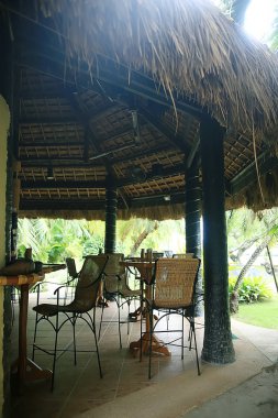 otel şezlong havuzu / tropikal otelde dinlenme, rahat dinlenme, rekreasyon