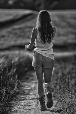 genç mutlu avrupa modeli / yaz tatili, yaz manzara doğada bir yürüyüş, tek başına yetişkin bir kız