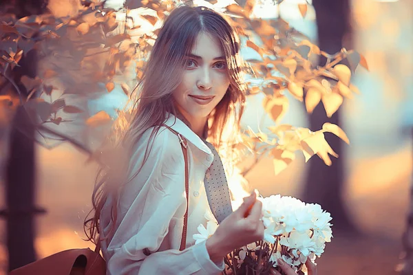 Menina Segurando Buquê Flores Passeio Parque Romântico Jovem Modelo Bonito — Fotografia de Stock