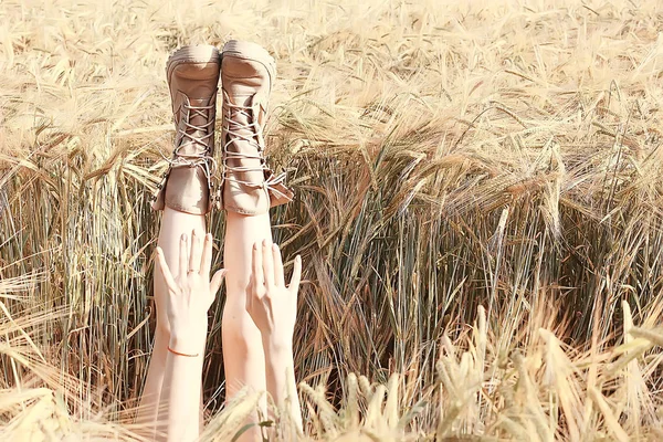 Mädchen Liegt Auf Dem Feld Mit Den Beinen Stiefeln Beine — Stockfoto