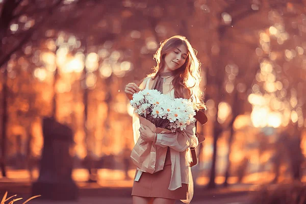 Menina Feliz Com Flores Cidade Verão Foto Jovem Menina Bonita — Fotografia de Stock