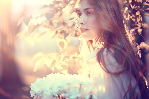 Menina Feliz Com Flores Cidade Verão Foto Jovem Menina Bonita — Fotografia de Stock