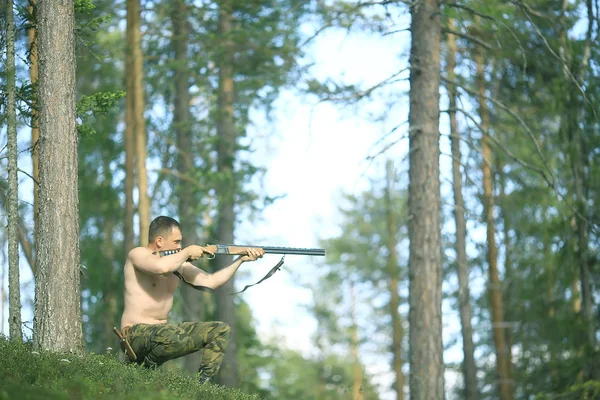 Ember Megy Vadászat Erdei Nyári Táj Erdőben Huntsman Vadászpuska Vadáthat — Stock Fotó