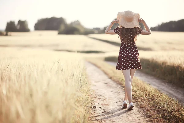 Mädchen Kleid Weizenfeld Happy Summer Holiday Konzept Ein Modell Einem — Stockfoto