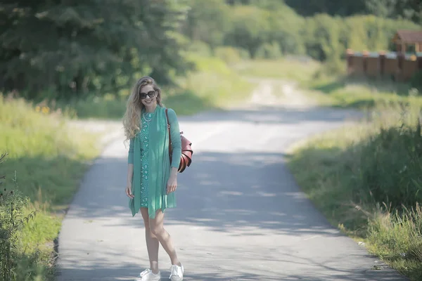 Sexig Blondin Promenad Sommarpark Urban Stil Glamorösa Ung Kvinna Urban — Stockfoto