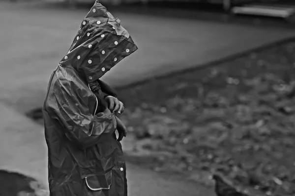 画像一个女孩在雨中 秋天的肖像 小女孩滴雨衣雨天气 — 图库照片