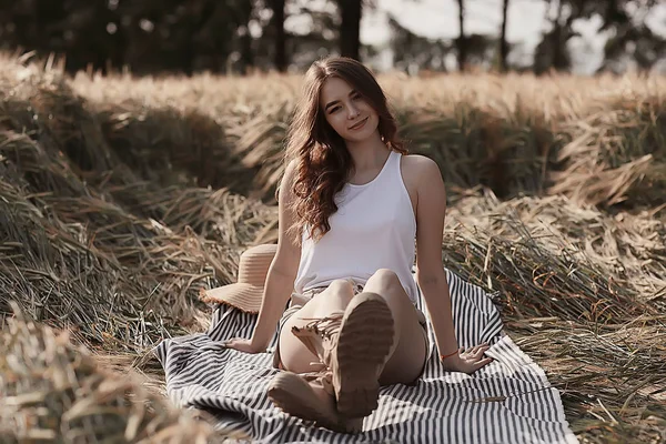 Menina Sexy Uma Camiseta Campo Verão Olhar Uma Bela Jovem — Fotografia de Stock