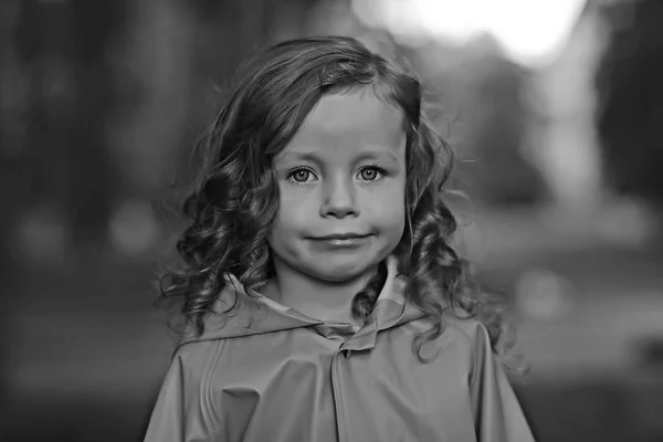 Menina Uma Capa Chuva Amarela Retrato Uma Criança Roupas Outono — Fotografia de Stock