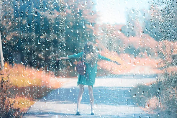 Ung Vuxen Flicka Utanför Fönstret Visa Regnet Regndroppar Glaset Varma — Stockfoto