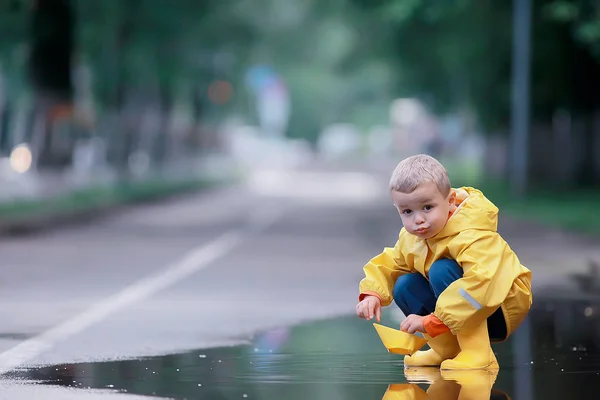 Ragazzo Gioca Barche Una Pozzanghera Infanzia Passeggiata Gioco Autunno Nel — Foto Stock