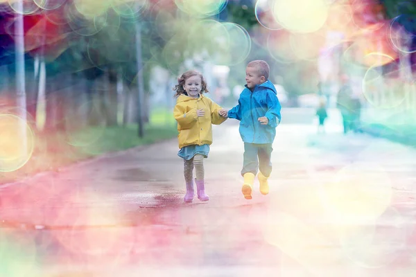 Дети Брат Сестра Играют Осенний Дождь Октябрьская Погода Маленькие Дети — стоковое фото