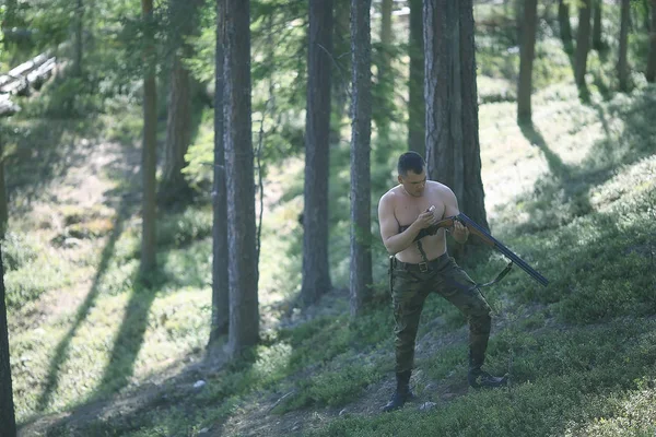 Homme Chasse Forêt Été Paysage Dans Forêt Chasseur Avec Fusil — Photo