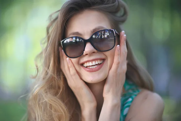 Glad Blondin Solglasögon Ung Vacker Flicka Solglasögon Kvinna Sommarlook — Stockfoto