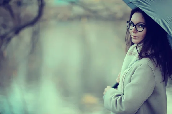秋の女の子のメガネ 透明なメガネで秋の外観の女の子 — ストック写真