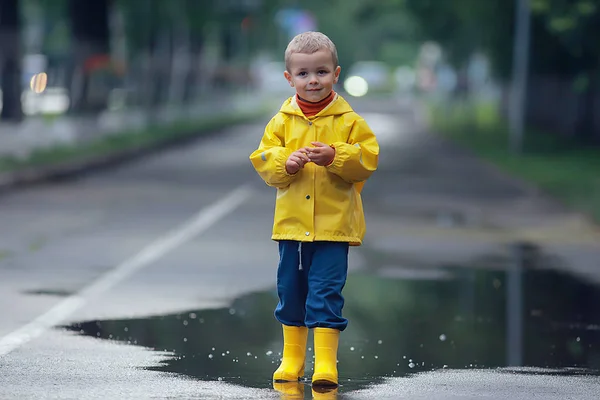 穿着雨衣的孩子在雨中在外面玩耍 季节性照片 秋天的天气 为孩子们穿暖和的衣服 — 图库照片