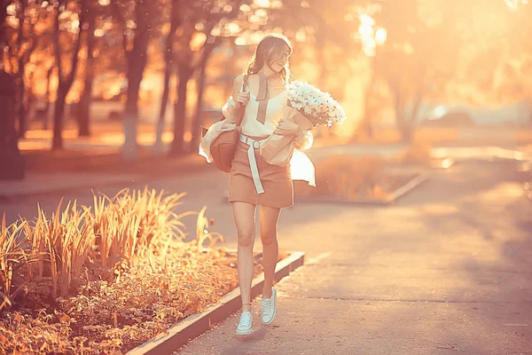 Flicka Som Innehar Bukett Blommor Promenad Parken Romantisk Ung Vacker — Stockfoto