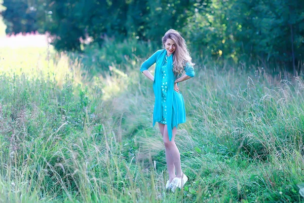 Seksowna Blondynka Chodzić Letni Park Miejski Styl Czarujący Młoda Kobieta — Zdjęcie stockowe