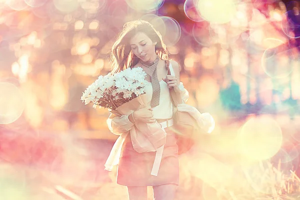 Счастливая Девушка Цветами Городе Летняя Фотография Молодой Красивой Девушки Букетом — стоковое фото