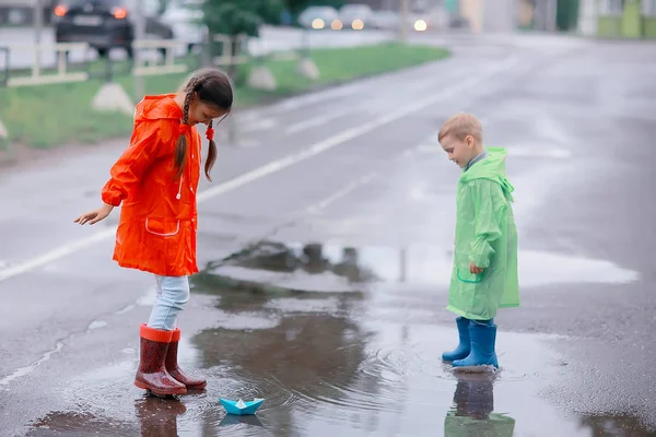 Erkek Kız Kardeş Bir Birikintisi Yağmurluk Giysiler Sonbahar Hava Çocuklar — Stok fotoğraf