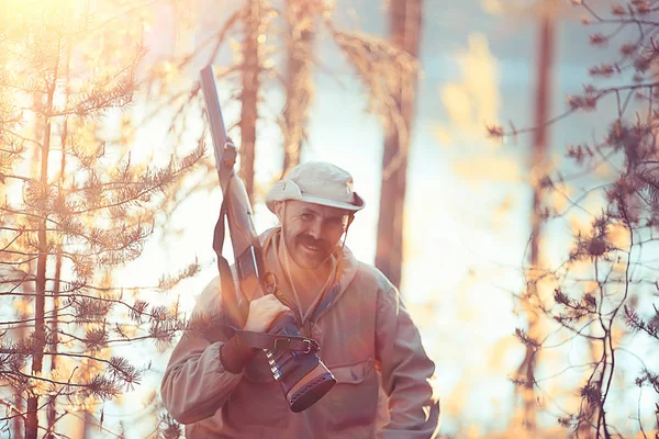 Jagd Mann Jäger Mit Gewehr Jagd Herbstwald Gelbe Bäume Landschaft — Stockfoto