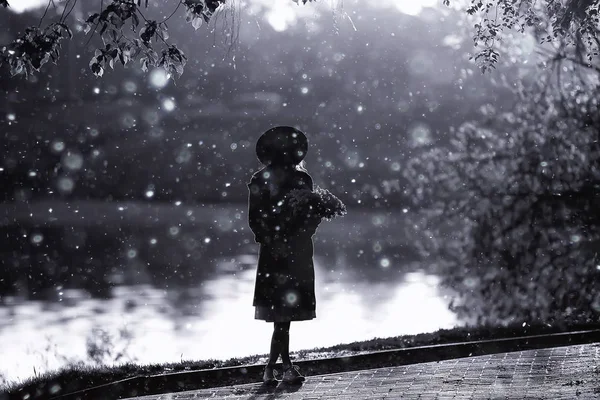 Poplar Fluff Girl Happiness Young Adult Girl Urban Landscape Happy — Stock Photo, Image