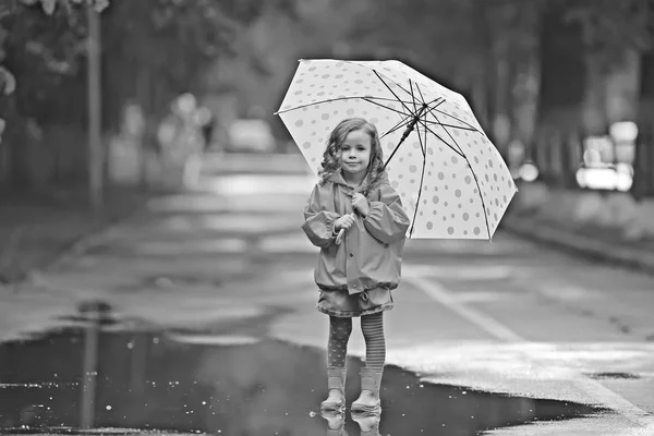 Klein Meisje Met Een Paraplu Klein Kind Regenachtige Herfstwandeling Nat — Stockfoto